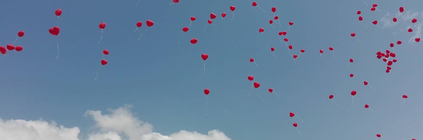 Herzluftballone mit Heliumfüllung fliegen hoch und weit